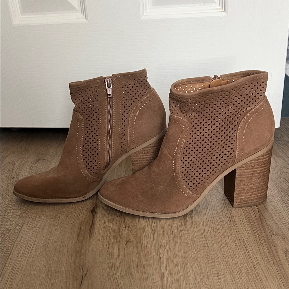 Universal Thread Tan Perforated Heeled Boots